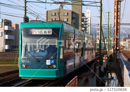 ［M］広島電鉄宮島線5000形グリーンムーバー（2号線：広島⇔広電宮島口） 117320689