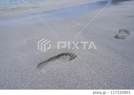 砂浜の足跡 砂浜の足跡 117320901