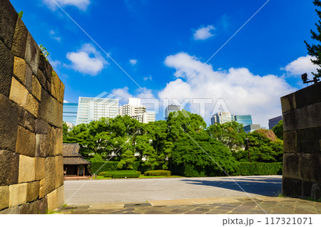 爽やかな青空と皇居東御苑の石垣越しの木々と丸の内や大手町のオフィスビル群(東京都千代田区) 爽やかな青空と皇居東御苑の石垣越しの木々と丸の内や大手町のオフィスビル群(東京都千代田区) 117321071