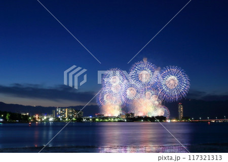大津市の街ごしに見る琵琶湖の花火 大津市の街ごしに見る琵琶湖の花火 117321313