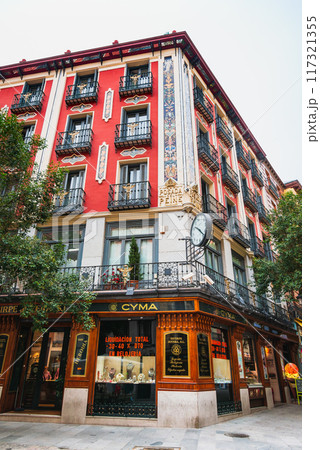 スペイン　マドリード旧市街の街角 117321355