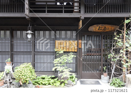 奈良井宿の古い町並み 店の看板とお品書き 飾りつけ 奈良井宿の古い町並み 店の看板とお品書き 飾りつけ 117321621