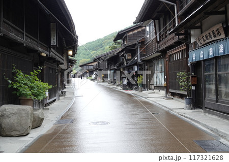 小雨降る奈良井宿の古い町並み 小雨降る奈良井宿の古い町並み 117321628