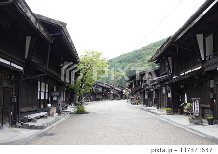 奈良井宿の古い町並みと新緑が美しい山並み 117321637