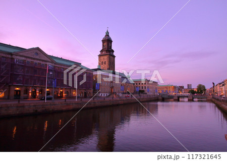 北欧スウェーデンの第2の都市ヨーテボリ（イェーテボリ）　運河に面するドイツ教会など建物の夕景 117321645