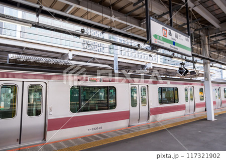 【品川駅】発車を待つ常磐線の赤電 117321902