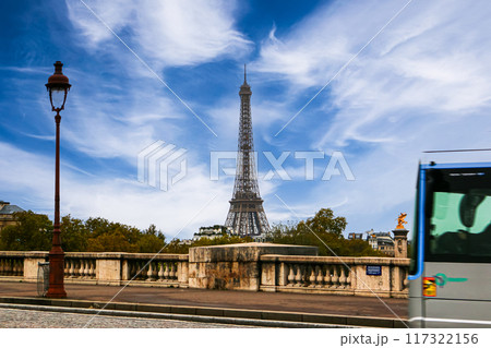 フランスパリの名所 コンコルド橋から眺めるエッフェル塔 フランスパリの名所 コンコルド橋から眺めるエッフェル塔 117322156
