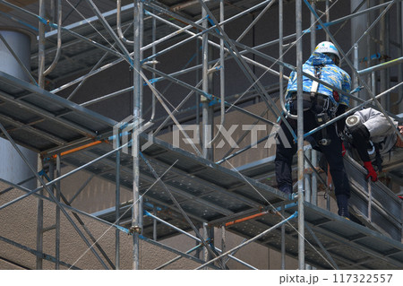 とび職人　仮設足場解体現場の作業風景 117322557