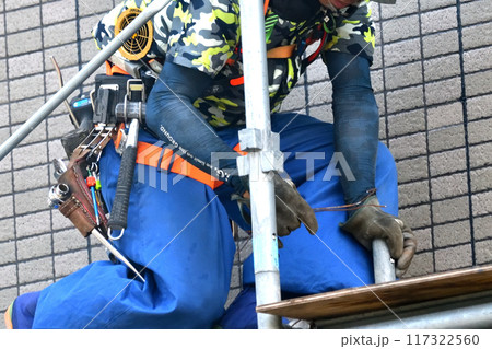 とび職人　仮設足場解体現場の作業風景 117322560
