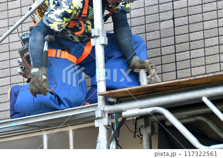 とび職人　仮設足場解体現場の作業風景 117322561