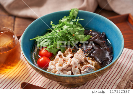春雨の麺に豚肉とキクラゲなどをトッピングした麻辣湯 春雨の麺に豚肉とキクラゲなどをトッピングした麻辣湯 117322587
