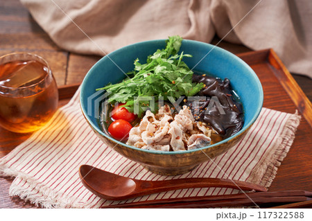 春雨の麺に豚肉とキクラゲなどをトッピングした麻辣湯 春雨の麺に豚肉とキクラゲなどをトッピングした麻辣湯 117322588