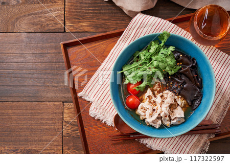 春雨の麺に豚肉とキクラゲなどをトッピングした麻辣湯 春雨の麺に豚肉とキクラゲなどをトッピングした麻辣湯 117322597