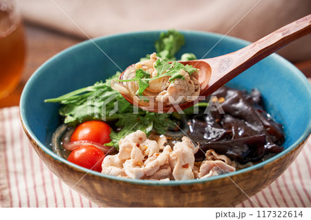 春雨の麺に豚肉とキクラゲなどをトッピングした麻辣湯 春雨の麺に豚肉とキクラゲなどをトッピングした麻辣湯 117322614