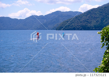 ウィンドサーフィンを楽しむ人々 ウィンドサーフィンを楽しむ人々 117323121