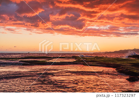 【静岡県下田市】恵比須島の磯　日没 117323297