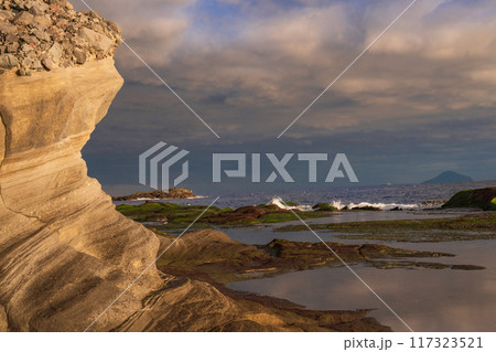 【静岡県下田市】恵比須島・水底土石流の奇岩　夕景 117323521