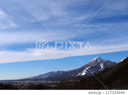 磐梯山上空の青空に白いレ-スのカ-テンの様に雲が広がる。印象的で綺麗だ。 磐梯山上空の青空に白いレ-スのカ-テンの様に雲が広がる。印象的で綺麗だ。 117324044