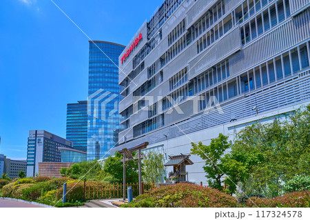 神奈川県川崎市ラゾーナ出雲神社付近から高層ビル群を見る 117324578