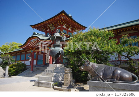 防府天満宮　楼門　梅と神牛 117325606