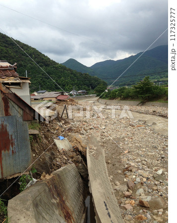 川岸が水害でえぐり取られた箇所 川岸が水害でえぐり取られた箇所 117325777
