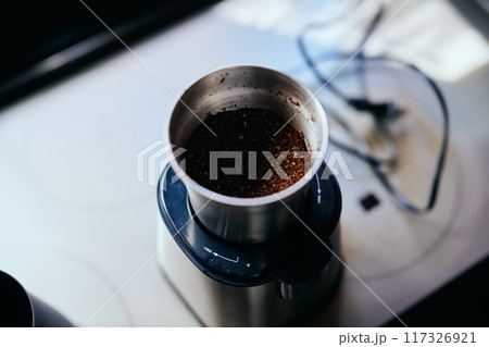 コーヒーミルで挽いた豆 コーヒーミルで挽いた豆 117326921