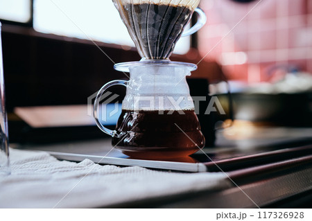 グラスサーバーに注がれるコーヒー 117326928