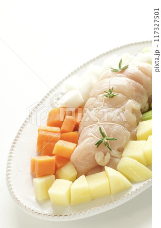 鶏ムネ肉煮込みの下ごしらえ 117327501