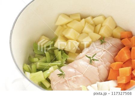 鶏ムネ肉煮込みの下ごしらえ 117327508