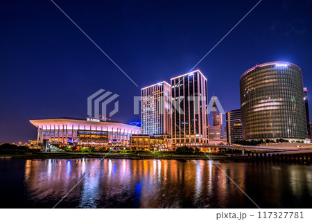 日本の横浜都市景観 みなとみらいのKアリーナなどを望む＝令和6年8月12日 117327781