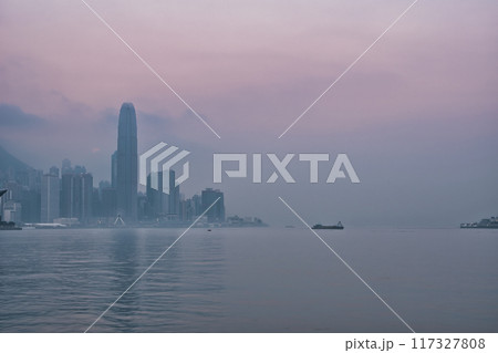 香港 香港島 早朝満月風景 117327808