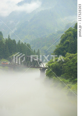 霧の中を走る只見線 霧の中を走る只見線 117328163