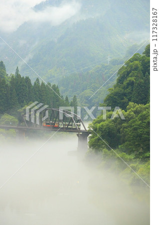 霧の中を走る只見線 117328167
