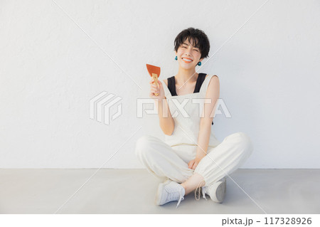 DIYをするショートヘアの女性 DIYをするショートヘアの女性 117328926