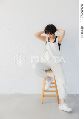 DIYをするショートヘアの女性 DIYをするショートヘアの女性 117328928