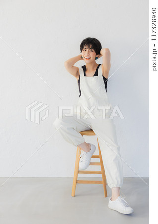 DIYをするショートヘアの女性 117328930