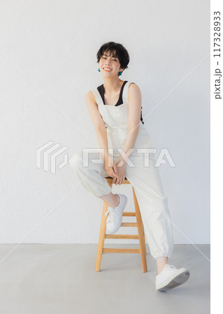 DIYをするショートヘアの女性 DIYをするショートヘアの女性 117328933