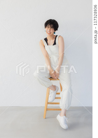 DIYをするショートヘアの女性 117328936