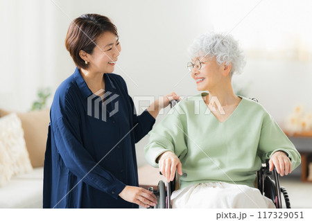 高齢者と介護する家族のイメージ 117329051