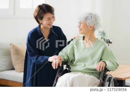 高齢者と介護する家族のイメージ 117329056