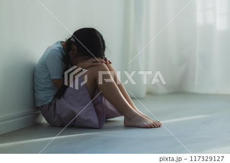 部屋で落ち込む小学生 117329127