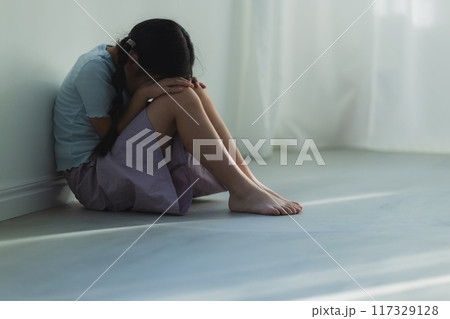 部屋で落ち込む小学生 117329128