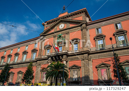 イタリアのナポリの街並み 117329247