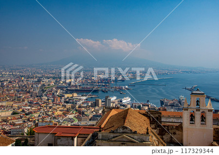 イタリアのナポリのきれいな街並み 117329344