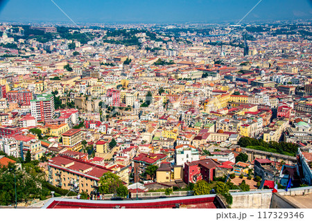 イタリアのナポリのきれいな街並み 117329346