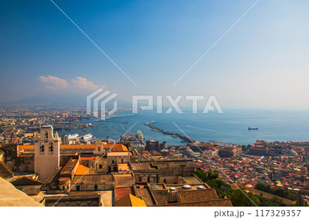 イタリアのナポリのきれいな街並み 117329357