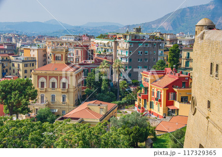 イタリアのナポリのきれいな街並み 117329365