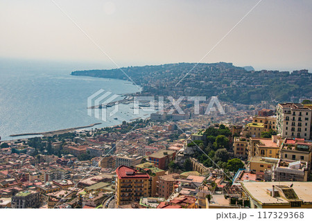 イタリアのナポリのきれいな街並み 117329368