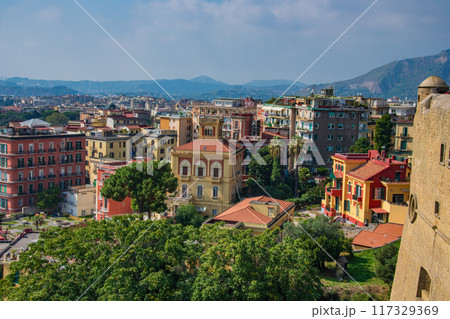 イタリアのナポリのきれいな街並み 117329369