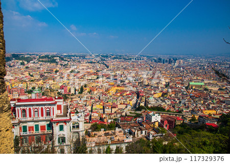 イタリアのナポリのきれいな街並み イタリアのナポリのきれいな街並み 117329376